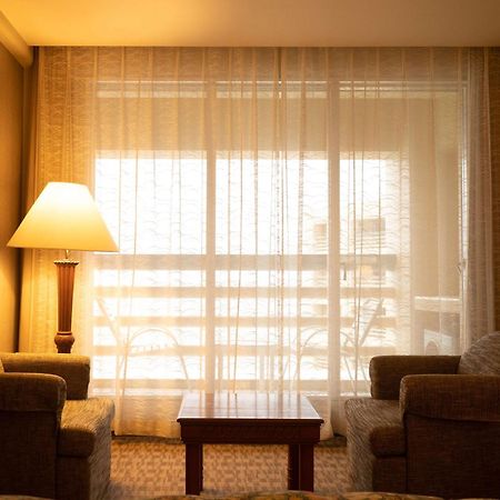 Radisson Blu Hotel, Greater Noida Dış mekan fotoğraf A room at the hotel