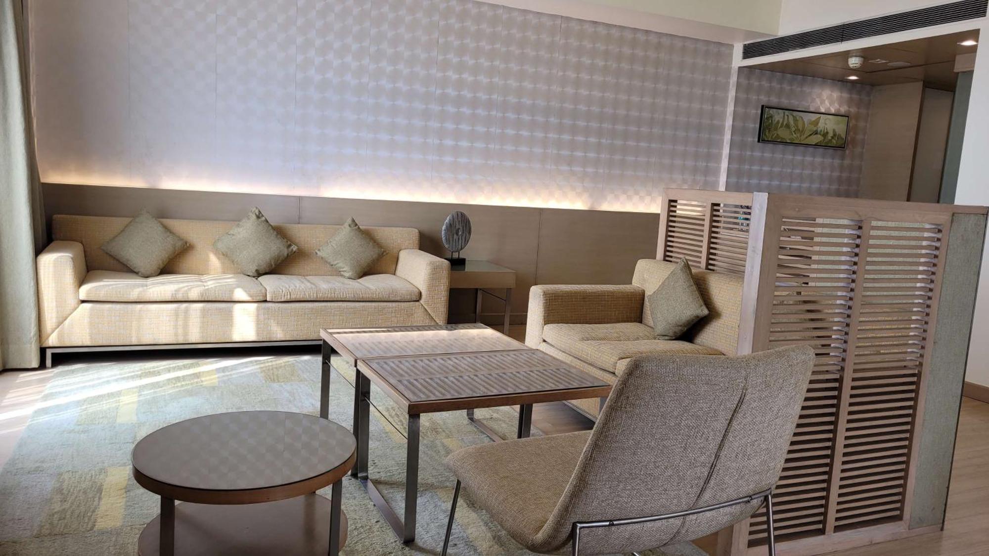 Radisson Blu Hotel, Greater Noida Dış mekan fotoğraf The interior of the lounge