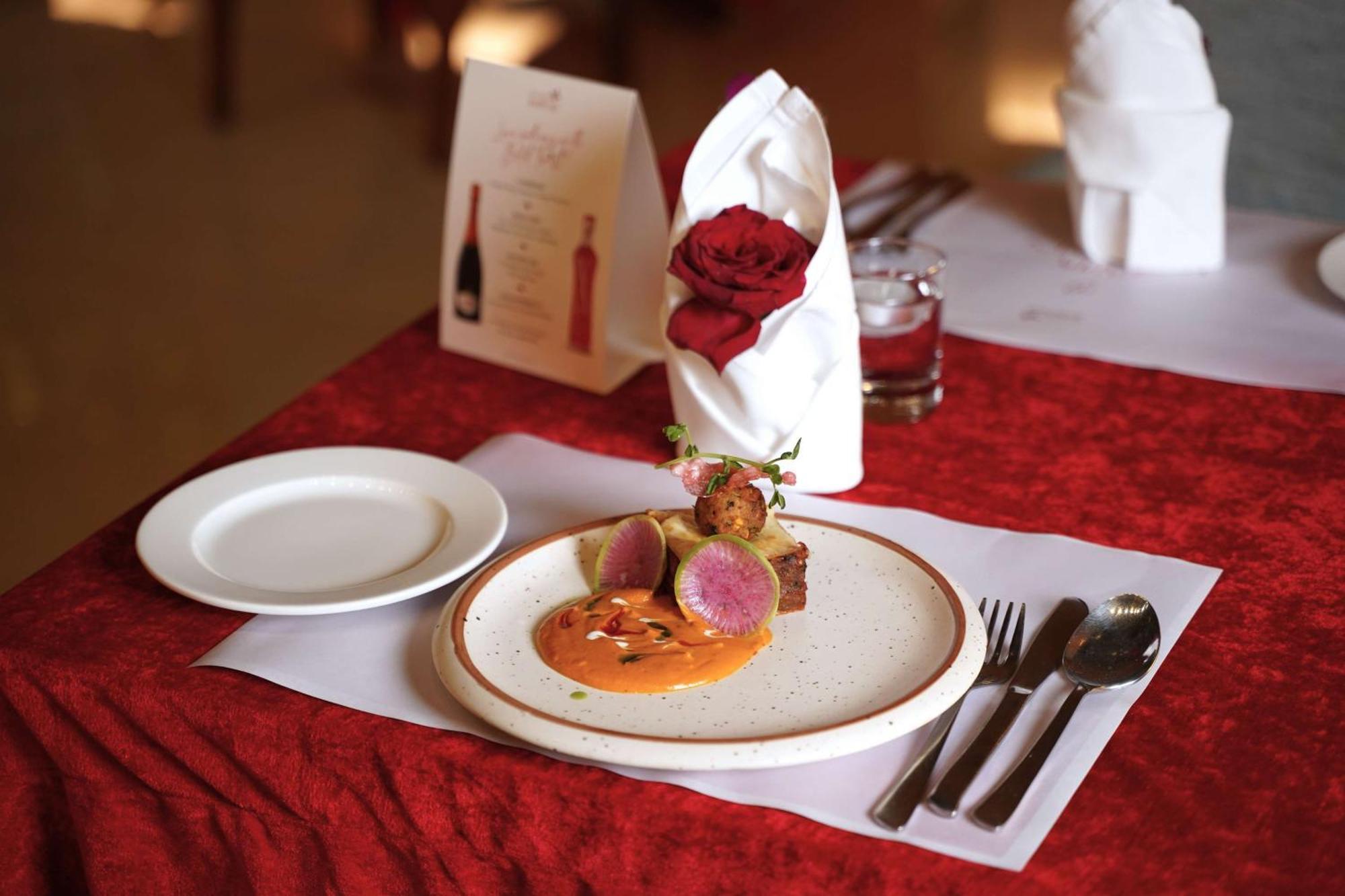 Radisson Blu Hotel, Greater Noida Dış mekan fotoğraf A meal at the Taj Bengal