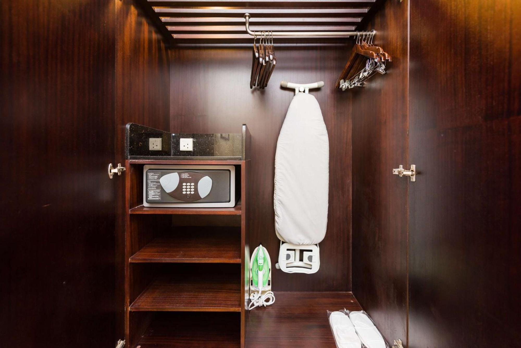 Radisson Blu Hotel, Greater Noida Dış mekan fotoğraf A hotel room wardrobe with a safe