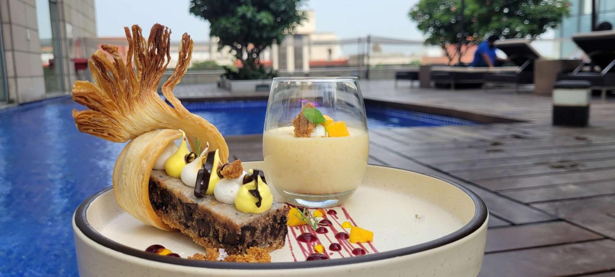 Radisson Blu Hotel, Greater Noida Dış mekan fotoğraf A dessert at the restaurant