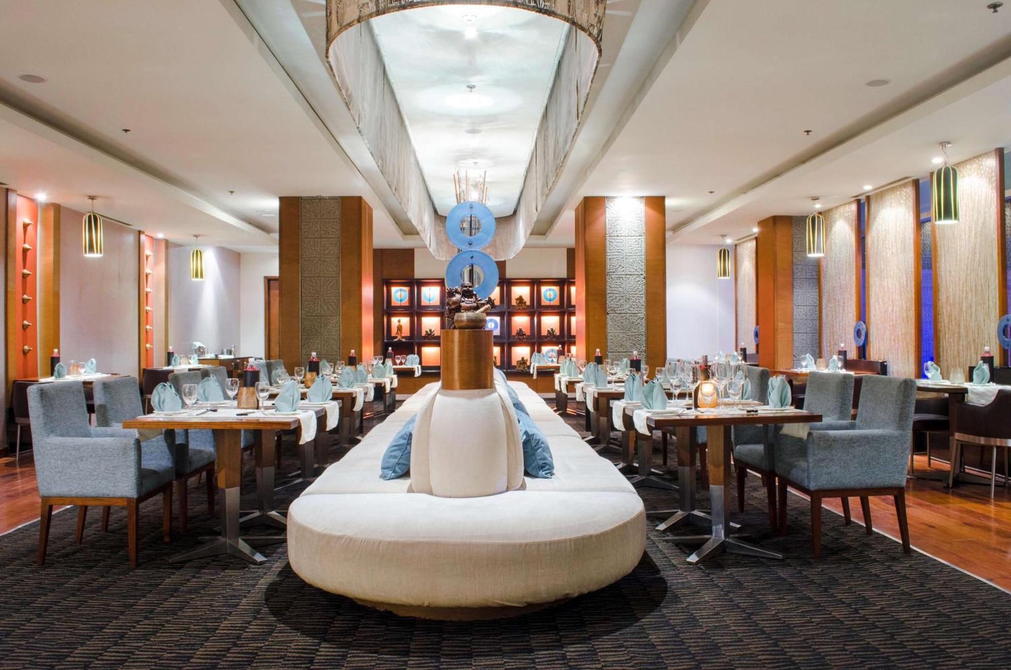Radisson Blu Hotel, Greater Noida Dış mekan fotoğraf The restaurant