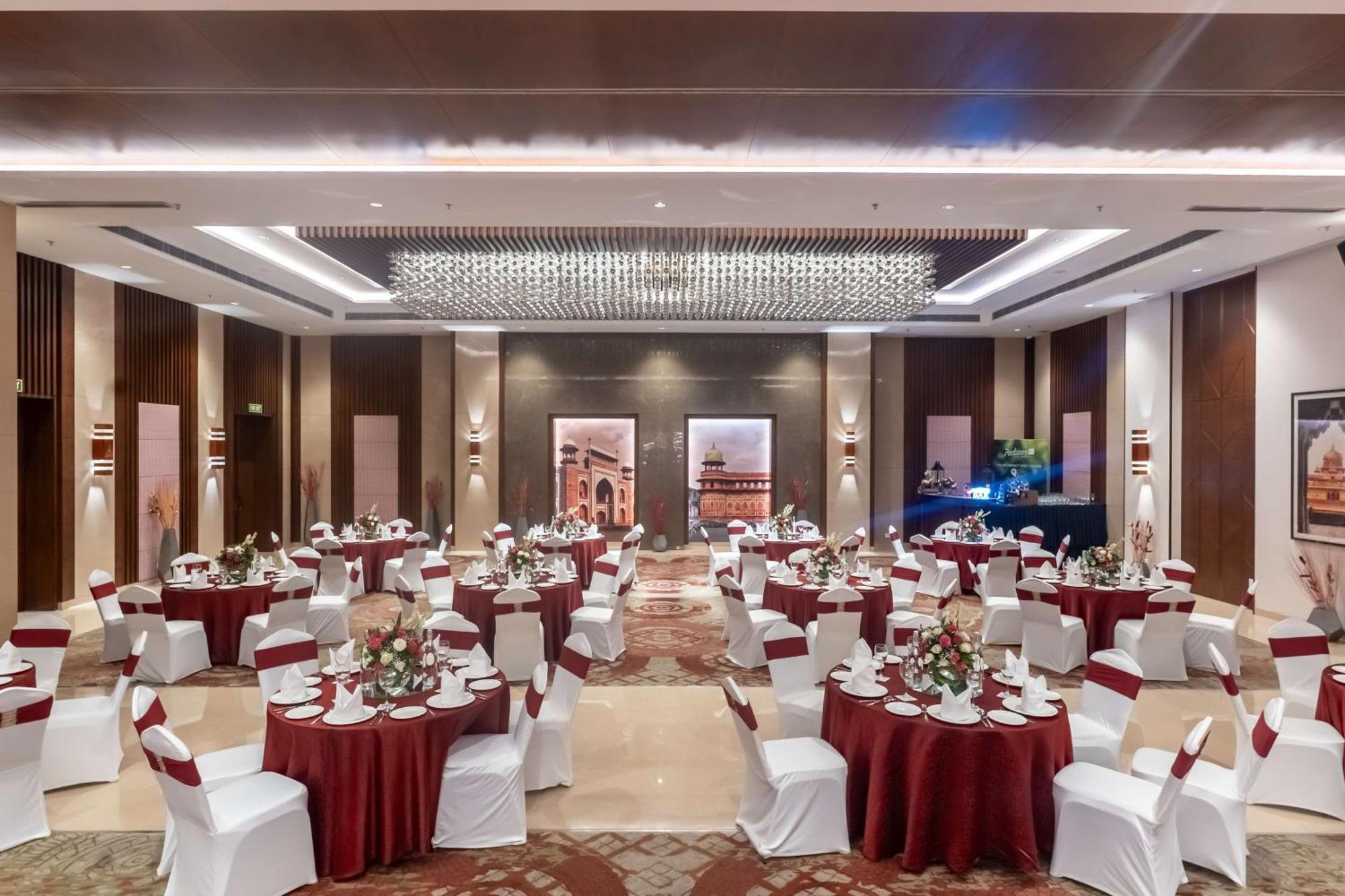 Radisson Blu Hotel, Greater Noida Dış mekan fotoğraf The Grand Ballroom