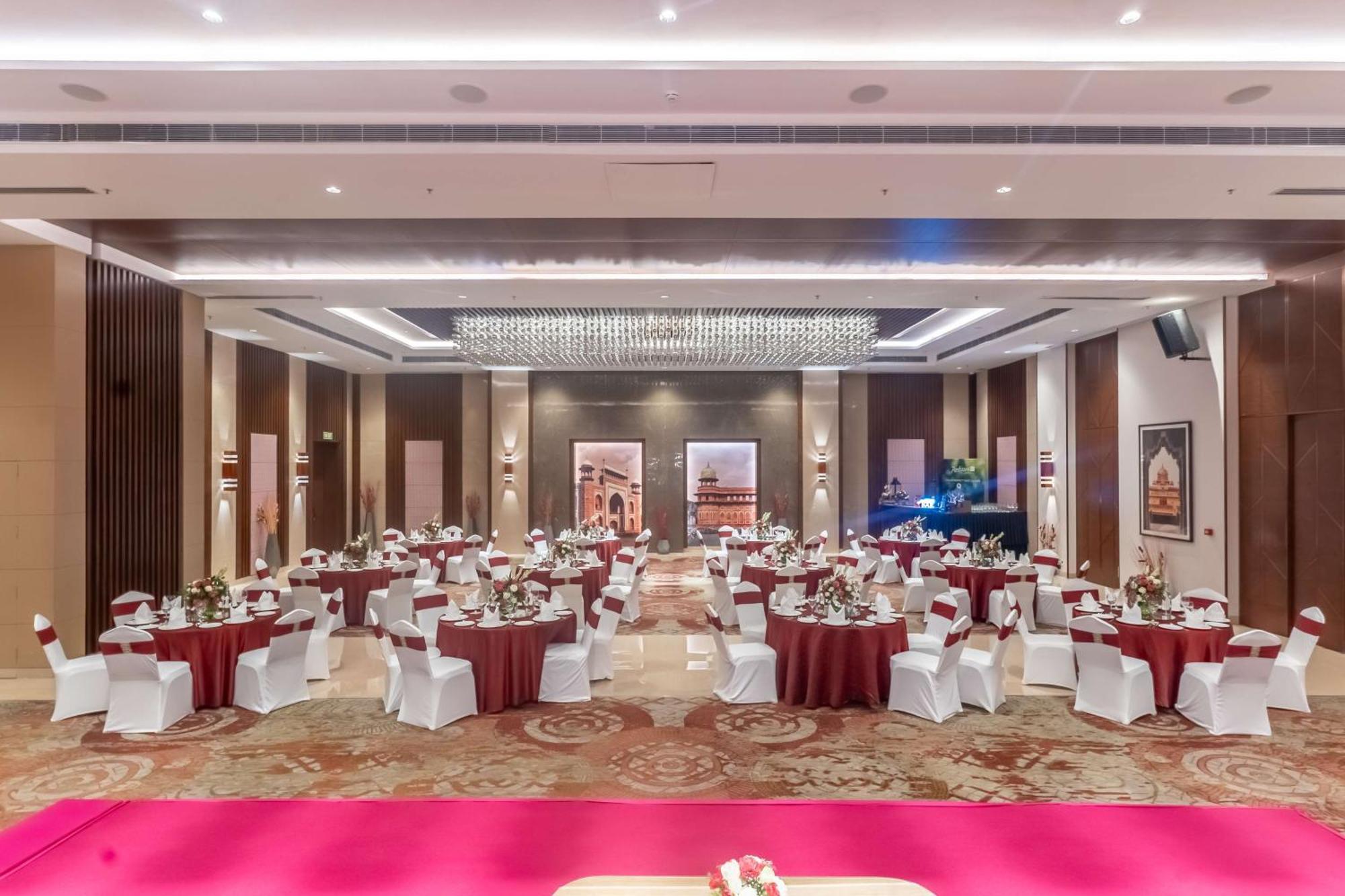 Radisson Blu Hotel, Greater Noida Dış mekan fotoğraf The Grand Ballroom