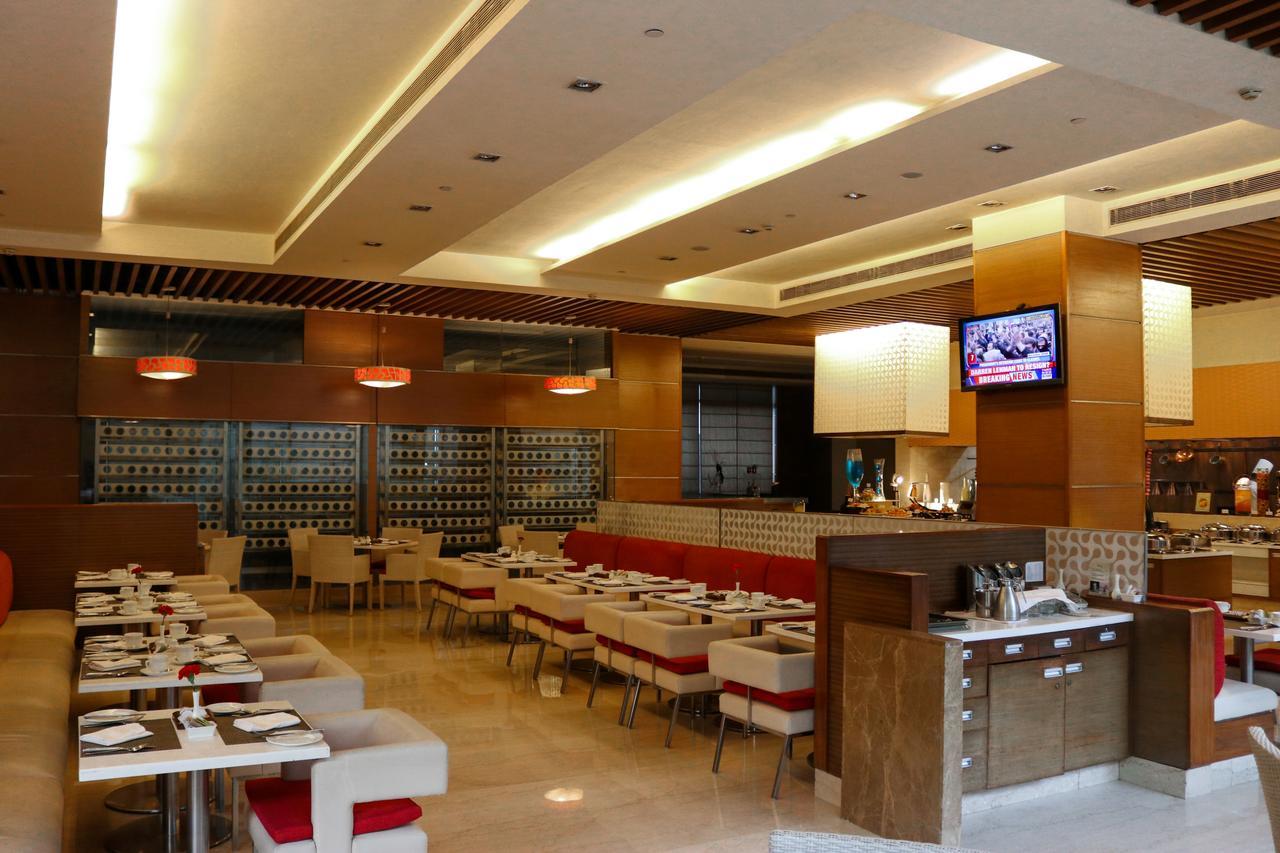 Radisson Blu Hotel, Greater Noida Dış mekan fotoğraf The interior of a typical buffet restaurant