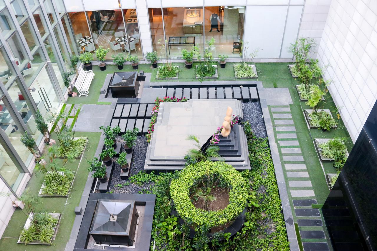 Radisson Blu Hotel, Greater Noida Dış mekan fotoğraf The courtyard of the hotel
