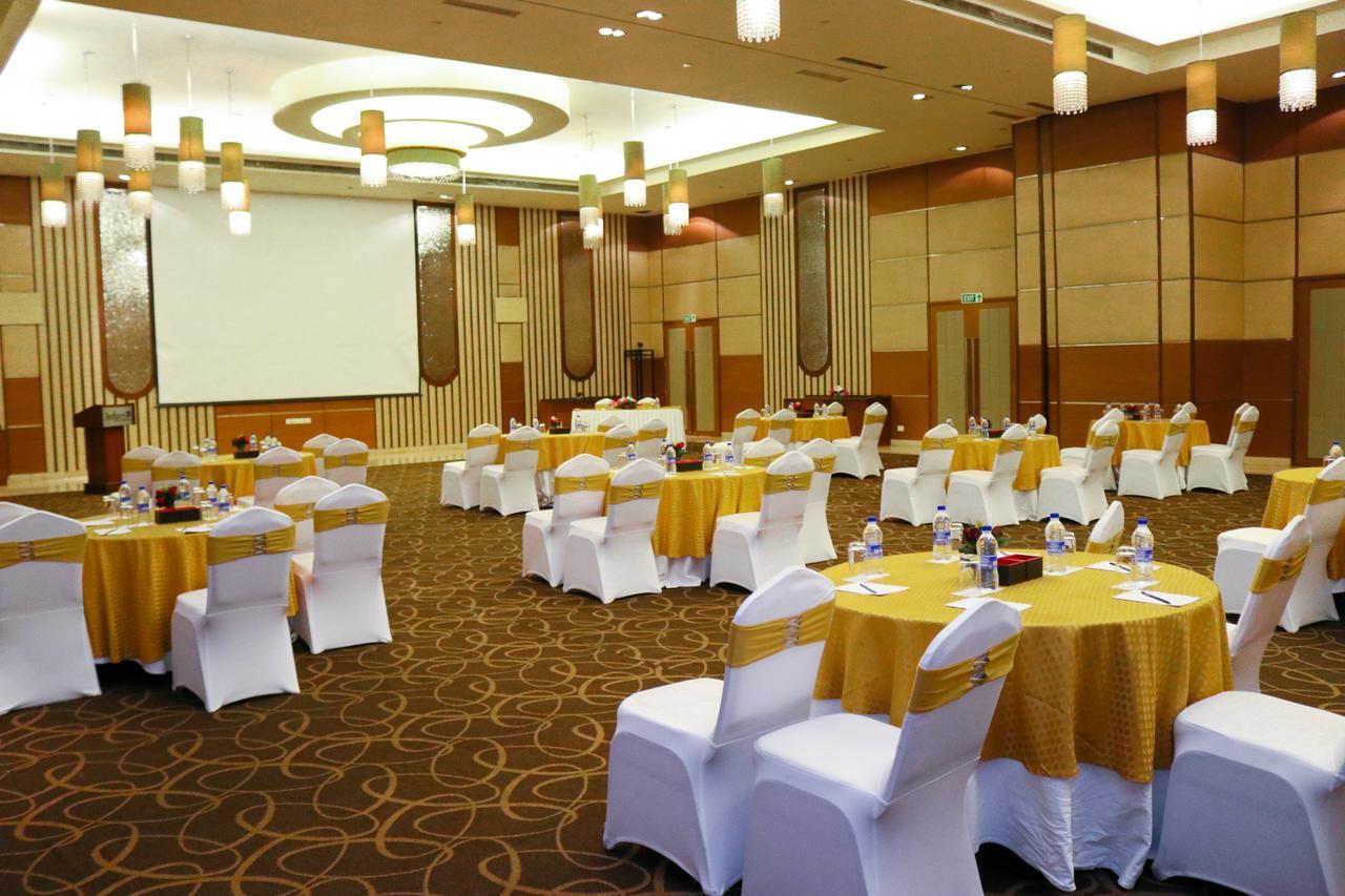 Radisson Blu Hotel, Greater Noida Dış mekan fotoğraf A typical conference room