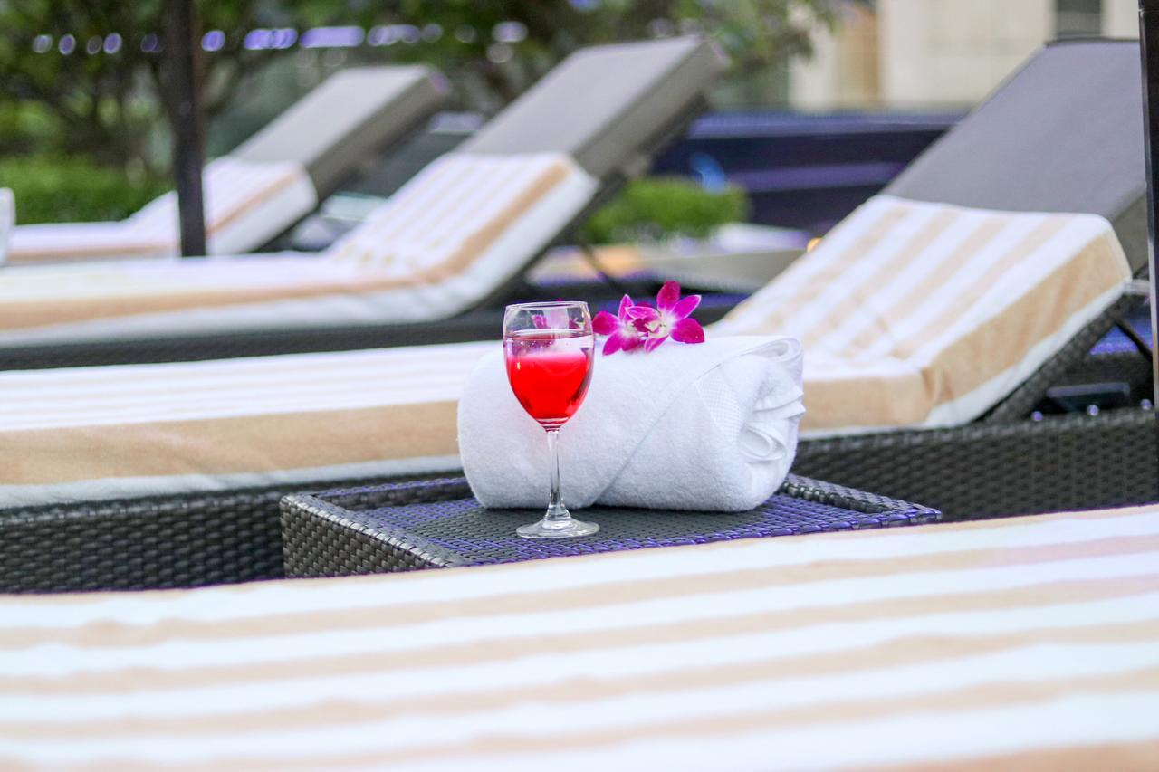 Radisson Blu Hotel, Greater Noida Dış mekan fotoğraf Poolside at the hotel