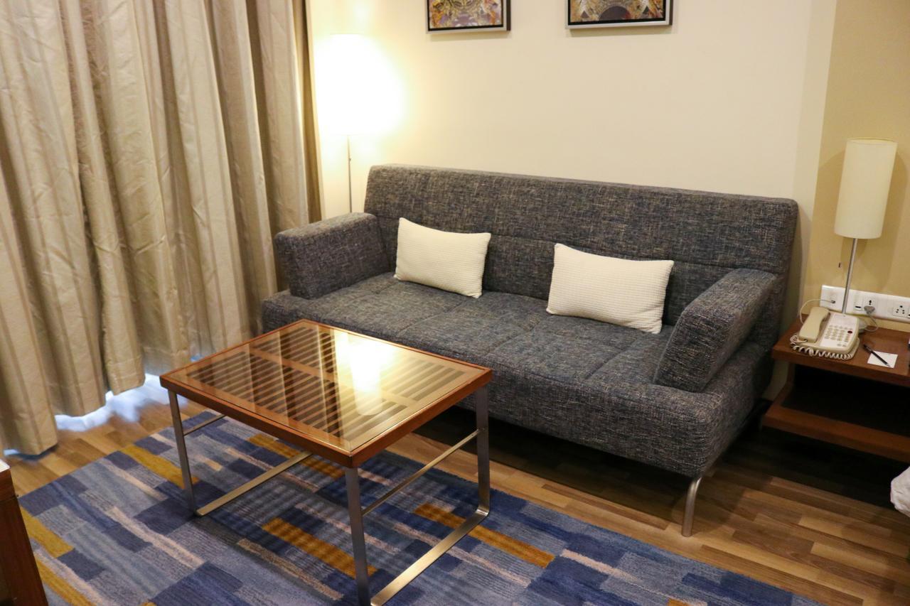 Radisson Blu Hotel, Greater Noida Dış mekan fotoğraf A sofa