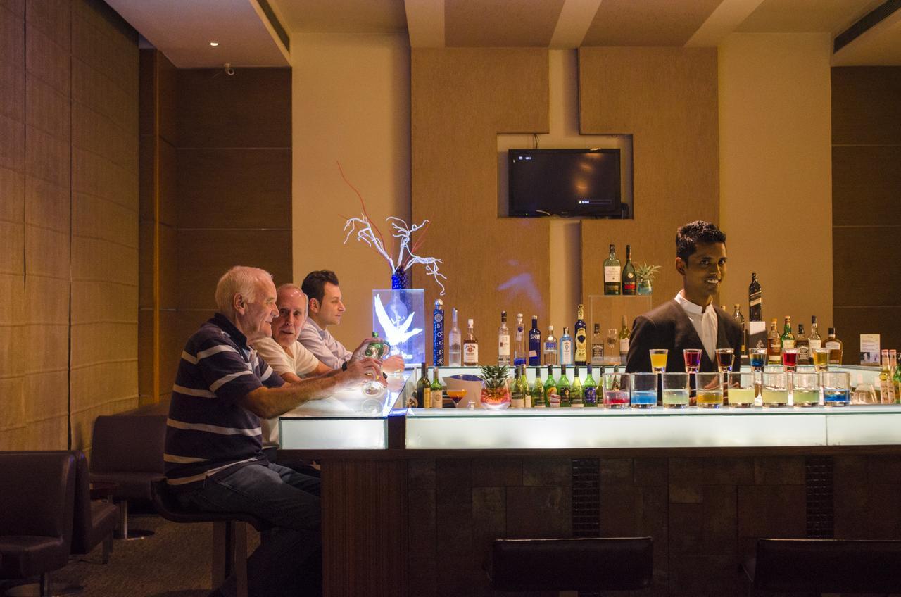 Radisson Blu Hotel, Greater Noida Dış mekan fotoğraf A bar in a hotel