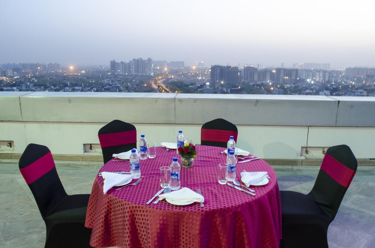 Radisson Blu Hotel, Greater Noida Dış mekan fotoğraf Skyline view from the hotel