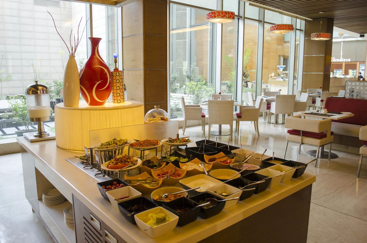 Radisson Blu Hotel, Greater Noida Dış mekan fotoğraf A buffet at a hotel