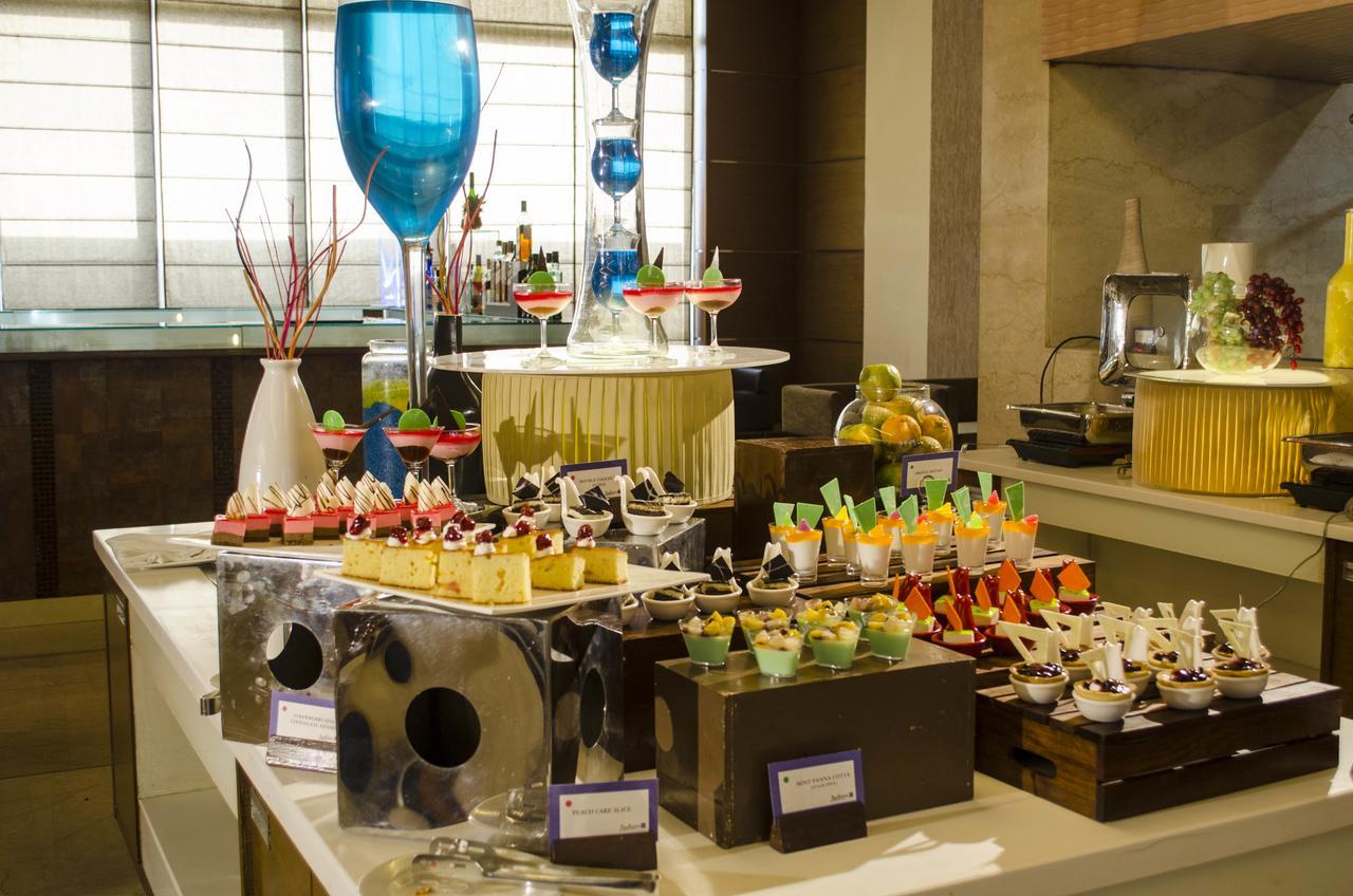 Radisson Blu Hotel, Greater Noida Dış mekan fotoğraf A dessert buffet